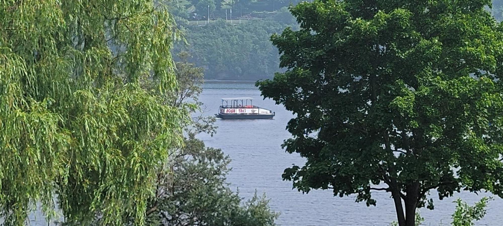 Kokomo Inn: Tropical Riverfront B&B for Adults on Capital Cycling Route Gatineau Exterior photo