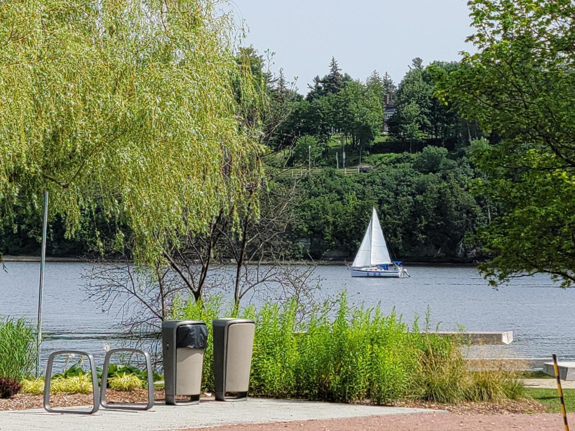 Kokomo Inn: Tropical Riverfront B&B for Adults on Capital Cycling Route Gatineau Exterior photo