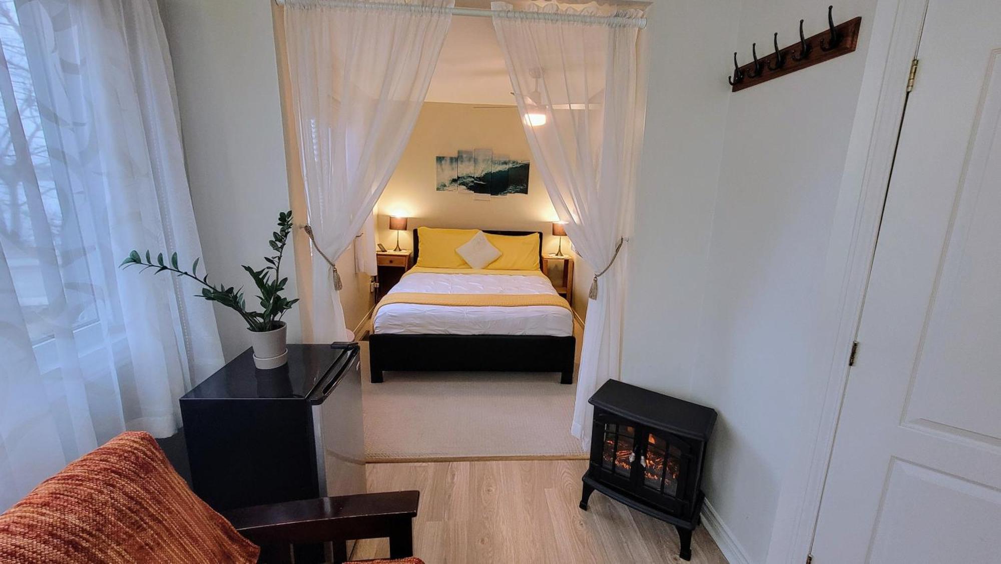 Kokomo Inn: Tropical Riverfront B&B for Adults on Capital Cycling Route Gatineau Exterior photo