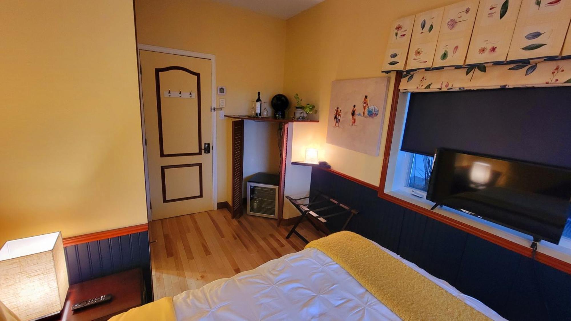 Kokomo Inn: Tropical Riverfront B&B for Adults on Capital Cycling Route Gatineau Room photo