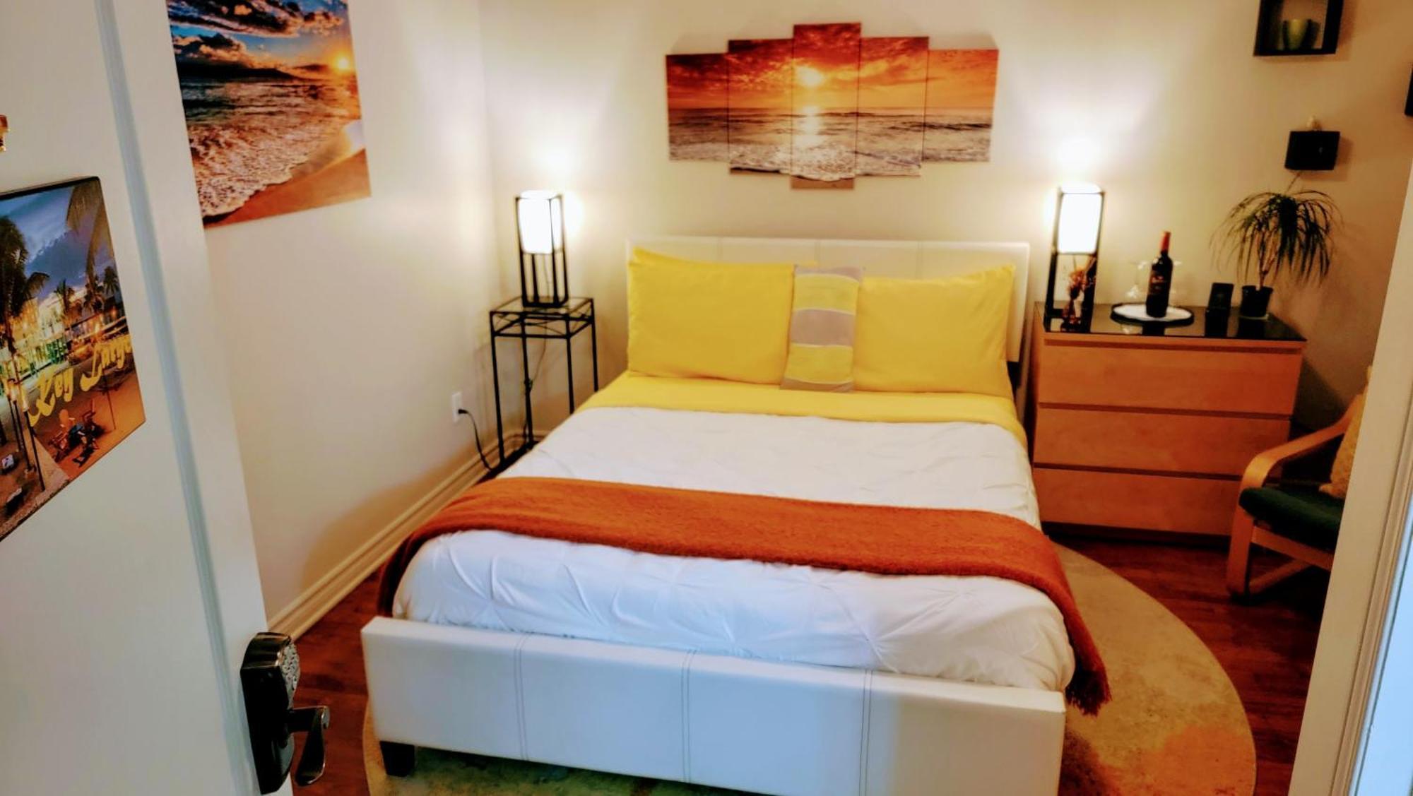 Kokomo Inn: Tropical Riverfront B&B for Adults on Capital Cycling Route Gatineau Room photo