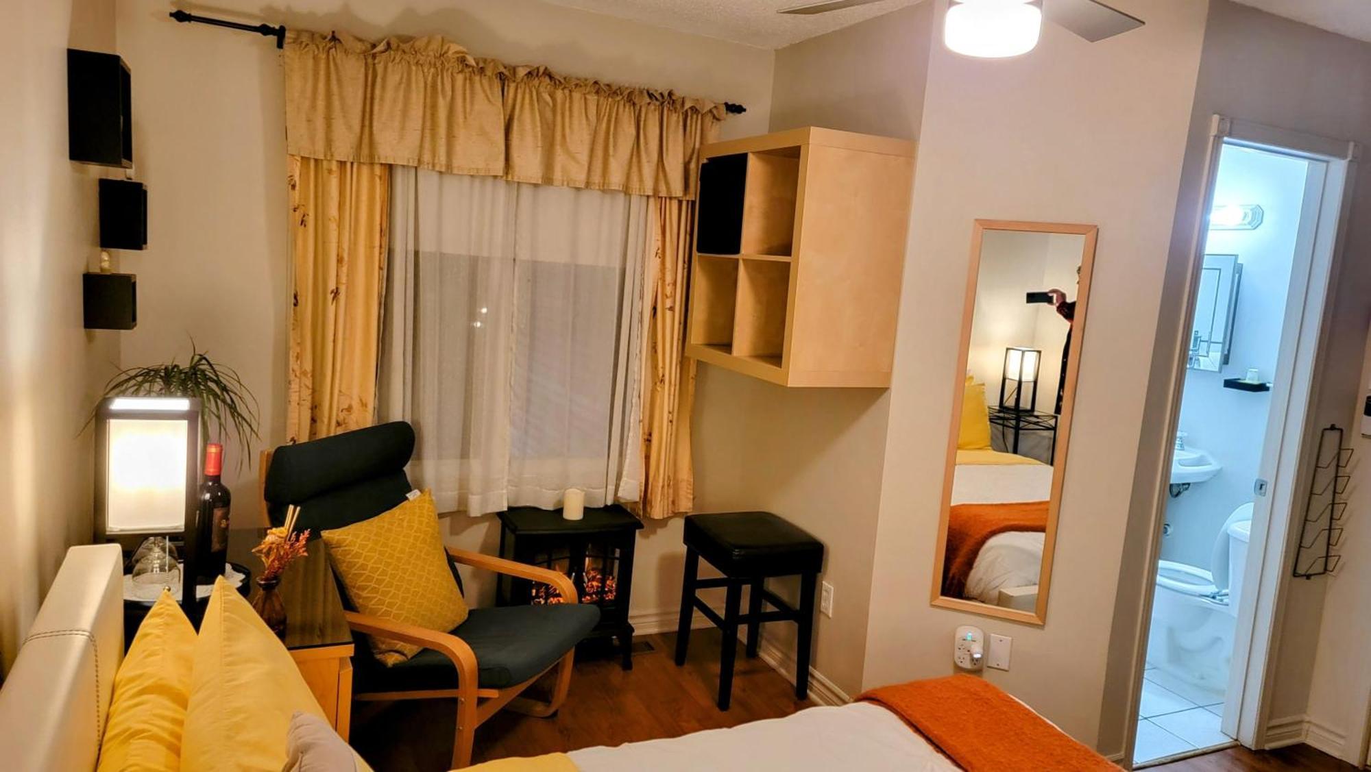 Kokomo Inn: Tropical Riverfront B&B for Adults on Capital Cycling Route Gatineau Room photo